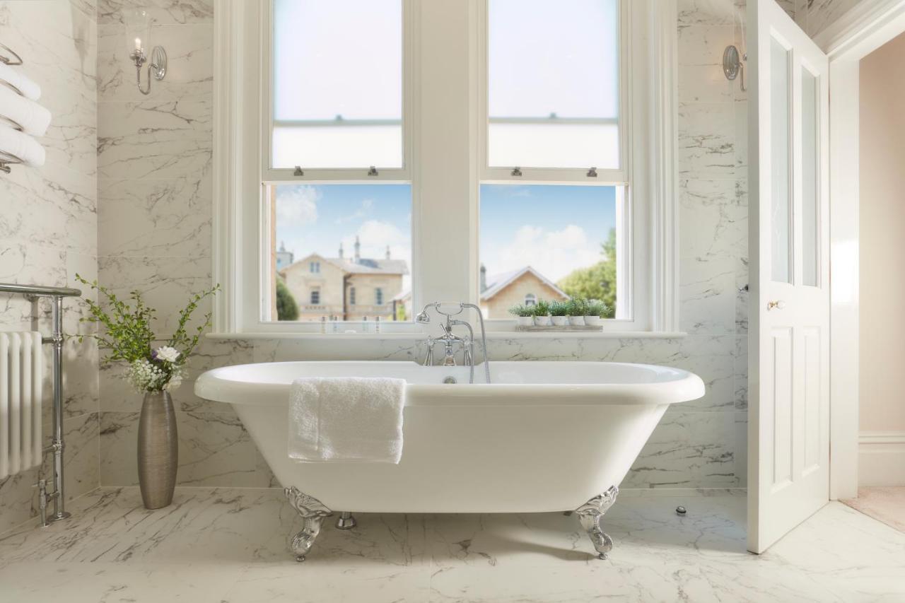 Bathen House Boutique Hotel Kültér fotó A freestanding bathtub