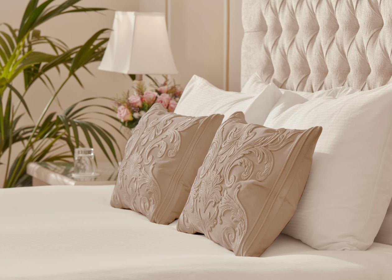 Bathen House Boutique Hotel Kültér fotó Pillows on a bed