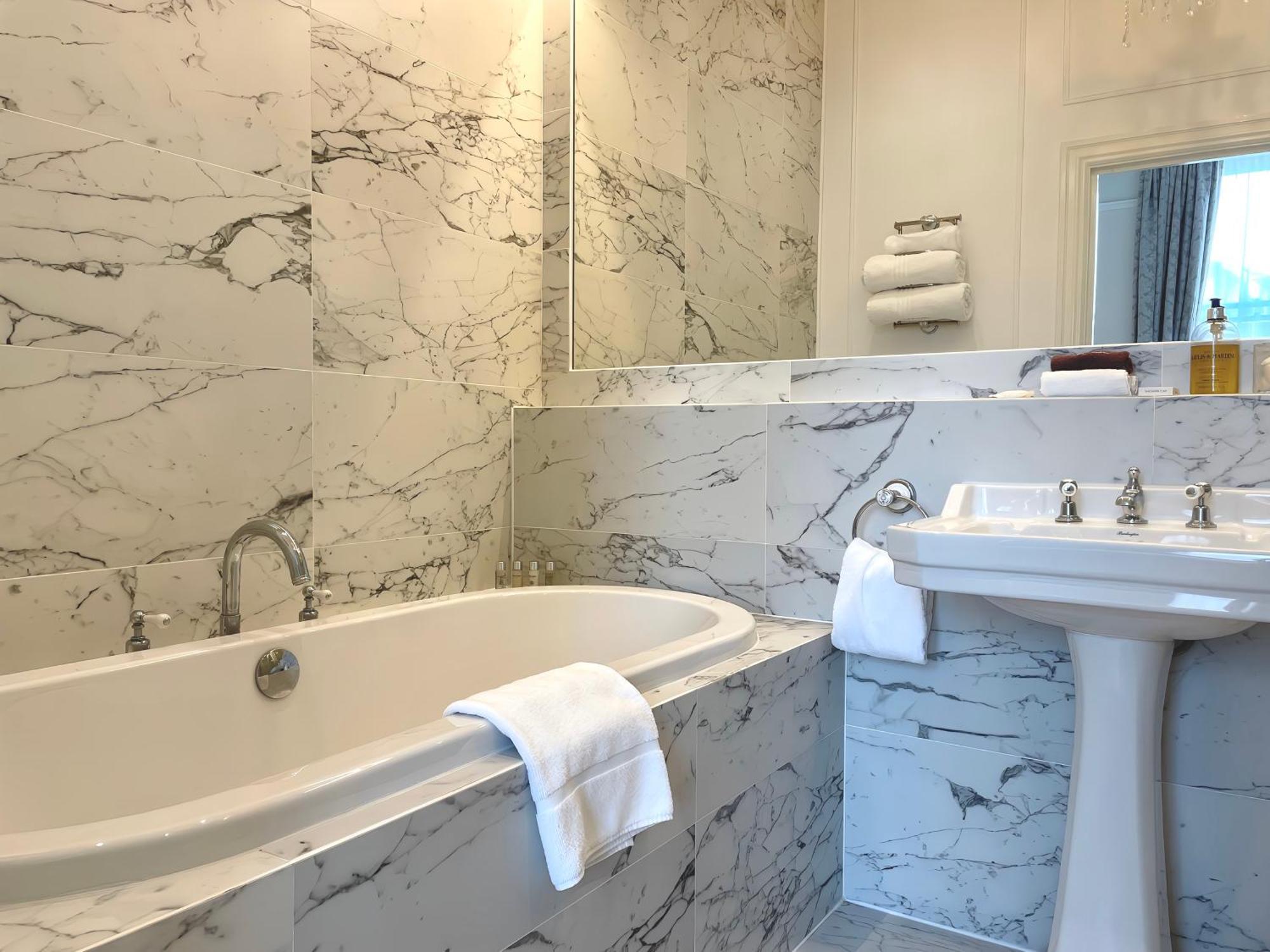 Bathen House Boutique Hotel Szoba fotó Bathroom in the hotel
