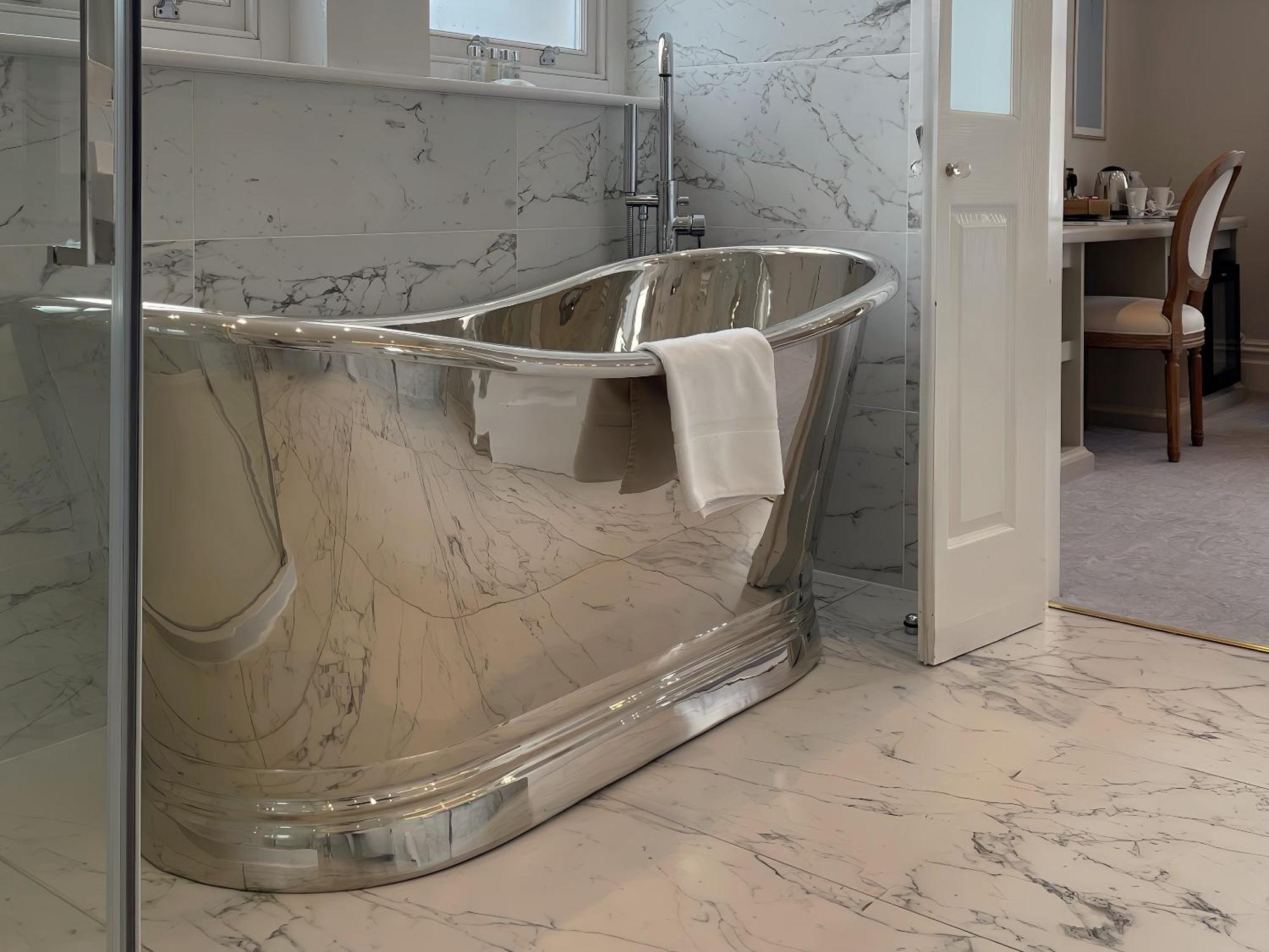 Bathen House Boutique Hotel Szoba fotó A freestanding bathtub