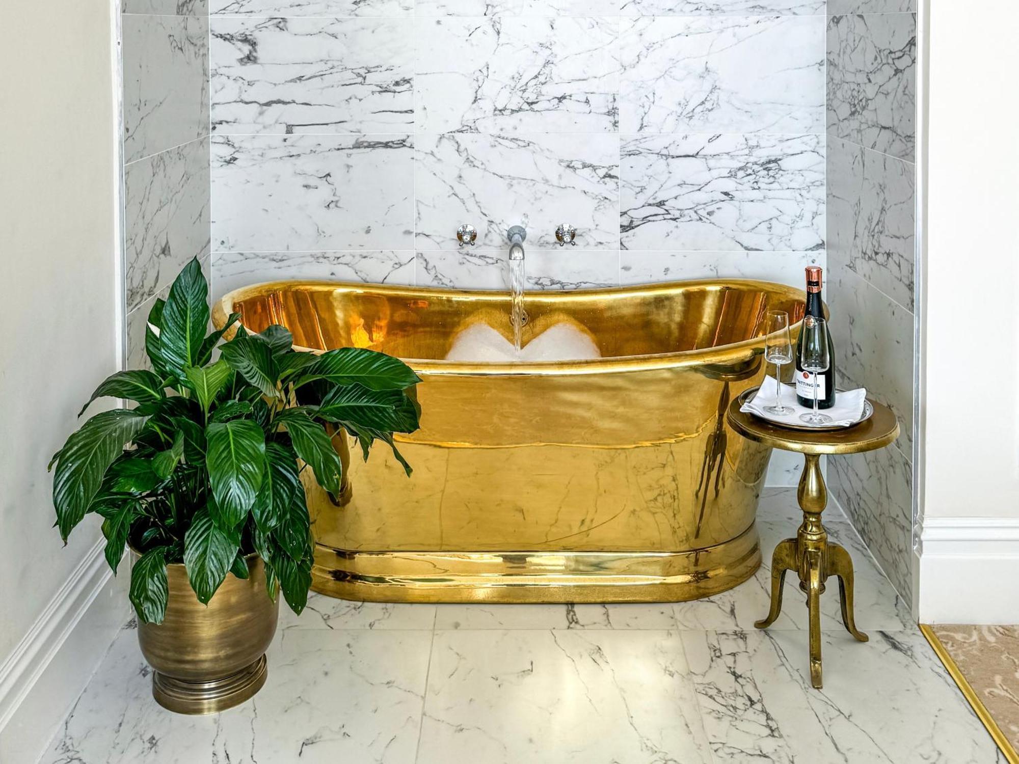 Bathen House Boutique Hotel Szoba fotó A freestanding copper bathtub